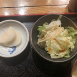 Akita Hinai Jidori Kisuke - お新香とミニサラダ