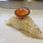 大寿司 - タコ炙り　吸盤にイクラ