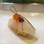大寿司 - 平目昆布締め　梅肉とイクラ　