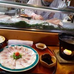 Edomae Shouei Zushi - カウンター席からは包丁さばきが見れます