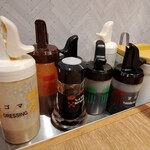 松のや - たくさんの調味料と紅生姜