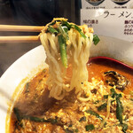 breath food 川崎店 - もちっとした細めの麺。適度な辛さのスープが絡みついて、辛いものが好きな方にはオススメ