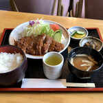 四洲苑 - 豚カツ定食800円