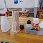 准手打ちな 満福うどん - 割り箸、爪楊枝、調味料