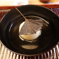 緒方 - 茹で小蕪(京都府産)、焼き銀杏の葉載せ、利尻昆布&血合い抜き鮪節の出汁のお椀