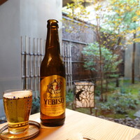 緒方 - ビールをいただきながらの中庭