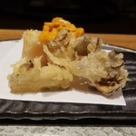Tempura Azabu Yokota - ホタテと舞茸の天ぷらに生ウニ