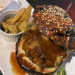 Luxe Burgers & Sunny'S Table - “ブルーチーズ”入りラムメンチカツバーガー