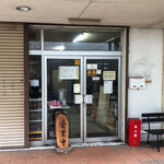 煮干中華ソバ イチカワ - お店全景。入り口右手に椅子があり、そちら側に並んで待ちます。