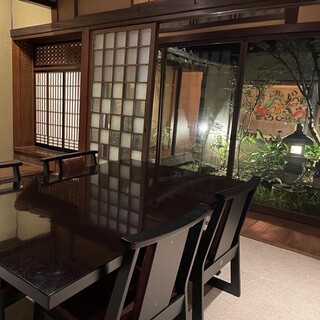 『座敷』中庭に面した個室対応の8名様のテーブル個室