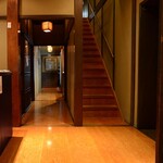 Inataya - 玄関正面に2階席への階段、右手は土間向こうのお部屋がございます。