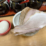 Chibaya - トッピングの味付玉子とチャーシュー