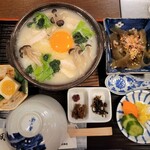 新三浦 - スープ雑炊。ごま豆腐、おきゅうと、漬物、薬味がついています。