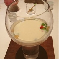 オマージュ - 冷製新玉葱のヴルーテ。
                下にコンソメゼリー。