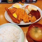 ますや食堂 - 盛合せにご飯と味噌汁追加　ご飯に福神漬けがレトロでいい