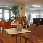 ほっとはあと - 広々とした店内の様子