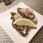 LOOP TOKYO - 中野清の生牡蠣 (厚岸) 赤ワインビネガー、レモン