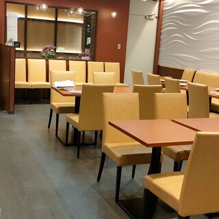 開放感あふれる、リラックスムード漂う上質な空間。完全個室あり