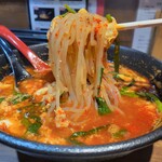 辛麺 華火 - 辛麺 大辛の麺リフト