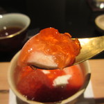 日本料理 晴山 - 和三盆のプリン、シャンパン煮のイチゴ、イチゴのジュレ掛けリフトアップ