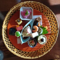 韻松亭 - 全て一口で食べられる気の利いた内容