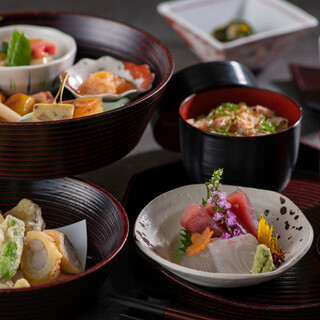 At lunchtime on weekdays, we offer a variety of gozen dishes using seasonal ingredients.