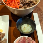 海のホテル島花 - 牛丼風ご飯、タコわさ