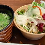 海のホテル島花 - 味噌汁、野菜サラダ