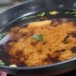 とん吉 - 赤出汁。
      平ための椀だから冷えるのが早くて、
      此れがいつも残念なんだよなー。