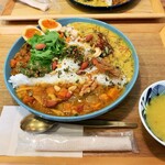 アオヤギ食堂 - ともえがけカレー・大盛・トッピング燻玉+ナッツ。1300+150+150+50円