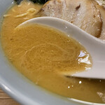 鶴一家 - とろっと濃度の高いスープ、弱めのカエシ