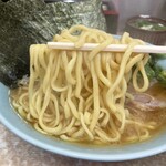 横濱ラーメン あさが家 - 酒井製麺の中太麺はモッチリ。