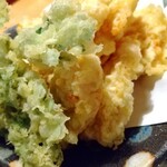 手打ちそば くるみの木 - 春菊と鶏天の天婦羅