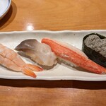 寿司 魚がし日本一 - 握り(左から)海老、北寄貝、ずわい蟹、かに味噌