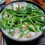 博多っ子 - 寒くなって来たし、やっぱり鍋！博多っ子ならでは···もつ鍋。塩味に柚子胡椒の香りがほんのり。ニラたっぷり。絶品