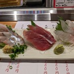 寿司 魚がし日本一 - 旬の刺身盛り合わせは(左から)とろにしん、寒ぶり、黒鯛。