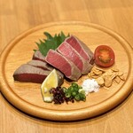 Straw-grilled black tuna