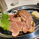 テッパンヤ サンキュウ - 鶏のタタキはニンニクと生姜が添えてあり、さすがです！九州出身としては嬉しいです。