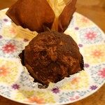 Rorian Yougashiten - ショコラボール。生チョコにスポンジやケーキの切れ端を混ぜ込んだチョコボール
