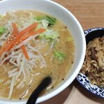 ラーメンくまごろう - Bセット(味噌ラーメンと半カルビチャーハン)(850円)