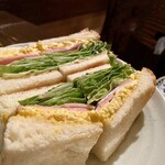 190846124 - 美味しくてペロッと食べられちゃう、ハム・玉子・チェダーチーズのサンドイッチ