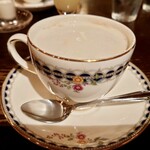 190846121 - パリ風、ミルクたっぷりのカフェ・オ・レ