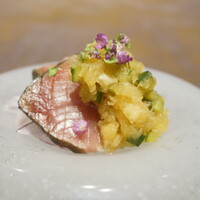 和食 板垣 - お造り：鰤(軽めの燻製) レモン醤油、赤玉ねぎ・大根おろしときゅうり