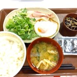 すき家 - ベーコンエッグ朝定食 390円(税込)(2022年11月24日撮影)