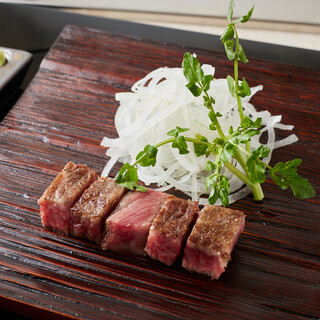 至福のひと時に彩りを添える、オーナーの手掛けた陶器にもご注目