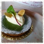 르 파스테 - がちメニュー「タルトレット・オ・エピナール」いただきました。
      なんという美味！ソテーにしたほうれん草も、コンフィチュールにしたほうれん草も、その他の素材も、それぞれ存在感はあるのに口のなかで一体になったときの幸福感がさすが！！がちそうさまでした！ 