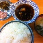 天ぷら だるま - ご飯と味噌汁、天つゆ　塩辛と高菜
