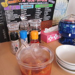 台湾料理 百味鮮 - 卓上にはキムチが置いてあり自由に食べられます