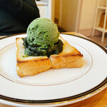 YATAGARASU - 抹茶あんバタートースト、
                        上には抹茶アイスをのせて❣️