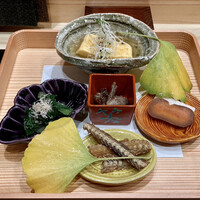 うなぎと炭焼 久松 - 前菜
                    鰻屋さんで割烹の様な八寸がいただけるのは、鰻を待つ間に楽しめますね♪
                    ※ だし巻きたまご
                    ※ 青梗菜のお浸し（地元横浜の農家から直接仕入）
                    ※ 鰻肝煮
                    ※ 自家製カラスミ大根
                    ※ 鰻の骨せんべい